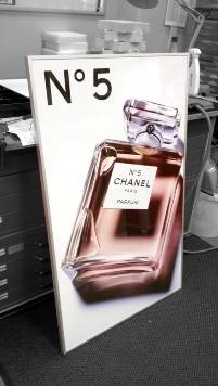 Chanel No. 5 Flakon gerahmt mit Normalglas und silberner Aluminiumleiste